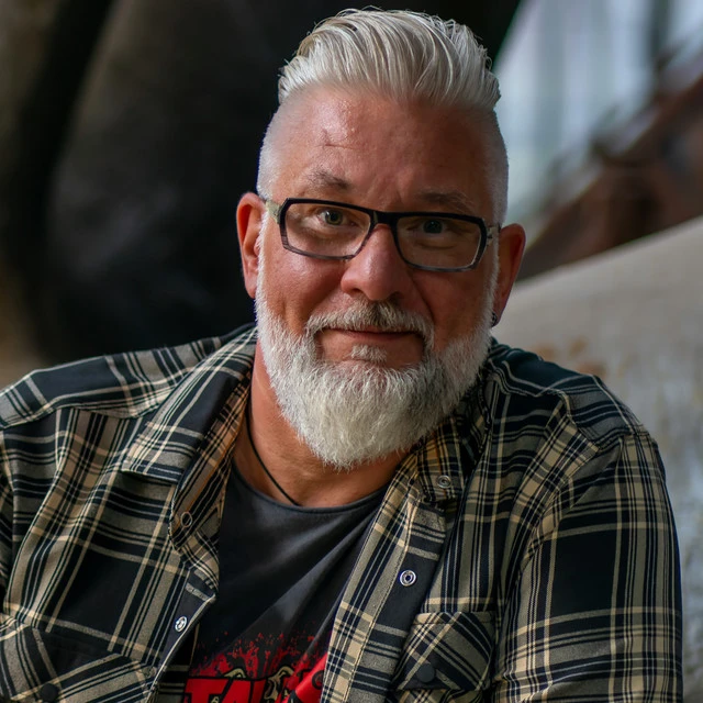 
                                                                Ralf Cerne